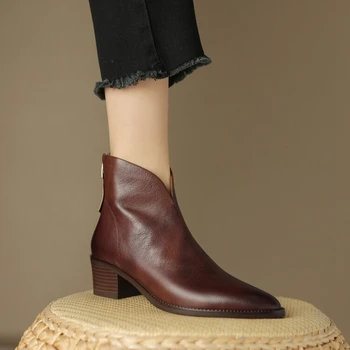 Новые осенние женские ботинки с острым носком на массивном каблуке, женская обувь из натуральной кожи, лаконичные ботильоны казаки женские обувь