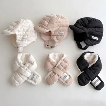 Осень Зима 2 шт. Для новорожденных девочек Мягкие шапочки с хлопковой подкладкой и плюшевый шарф Милая Шапочка Теплые Шапочки для защиты ушей для маленьких мальчиков 0